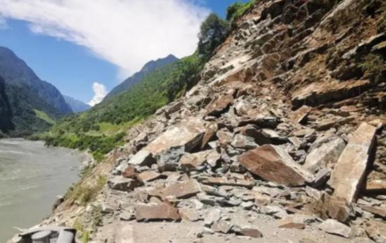 玉龙雪山山体崩塌原因是什么？现场情况细节披露！