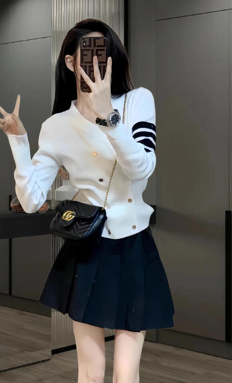 启闭小短裙怎么搭配上衣？这几种搭配方式很流行！